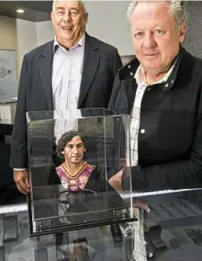  ?? Photo: Nev Madsen ?? SHARED: Steve Andrews (left) and Grant Lehman with Mr Lehman’s bust of Johnathan Thurston.