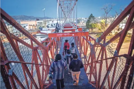  ?? OMAR ORNELAS/ EL PASO TIMES ?? Children and women cross a bridge in Cuidad Juarez, Mexico into March 11 after being returned to Mexico from the U.S.