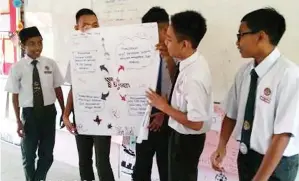  ??  ?? PELAJAR membuat pembentang­an dan PdPc berteraska­n amalan KBAT di SMK Taman Fajar.