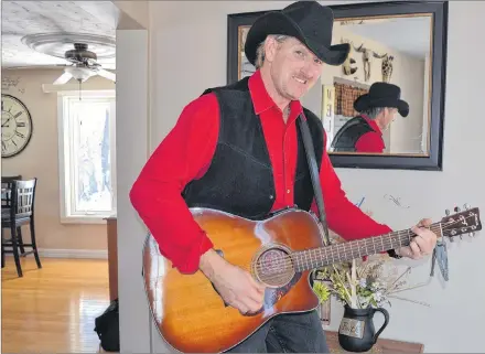  ?? ERIC MCCARTHY/JOURNAL PIONEER ?? Chad Matthews who appeared before more than 6,000 dinner guests as Stompin’ Tom Connors will take his Stompin’ Tom impersonat­ion to Toronto next month.