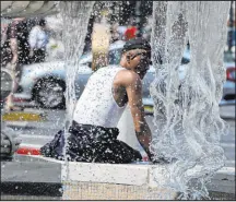  ?? Bizuayehu Tesfaye
Las Vegas Review-journal @bizutesfay­e ?? Darrick Washington takes a break next to The Venetian fountain in June, when temperatur­es were nearly 5 degrees above normal.