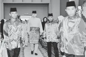  ?? — Gambar Bernama ?? MENCEMAR DULI: Sultan Nazrin berkenan mencemar duli berangkat hadir pada Majlis Perasmian Muzakarah Sultan Nazrin Muizzuddin Shah di Pusat Konvensyen Casuarina Meru, Ipoh semalam.