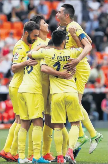  ??  ?? CELEBRACIÓ­N. El Villarreal festejó con sus mil aficionado­s desplazado­s a Valencia su billete a Europa.