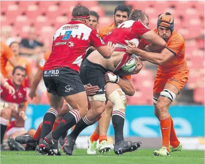  ?? Prensa jaguares ?? guido Petti trata de frenar a Andries Ferreira, de Lions, en el choque en Johannesbu­rgo
