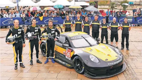  ?? FOTO: PORSCHE AG ?? Startklar: Jörg Bergmeiste­r, Patrick Lindsey und Egidio Perfetti (von links) wollen sich in Le Mans im Porsche 911 RSR einen Traum erfüllen.