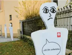  ?? Foto: Bernhard Gattner ?? „Ich bin arbeitslos“steht auf der Figur, die vor der Heilig-Geist-Kirche in Neuburg steht. Sie soll auf Armut hinweisen.