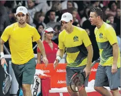  ?? FOTO: GETTY ?? Lleyton Hewitt anima a sus pupilos del doble, Peers y Thompson