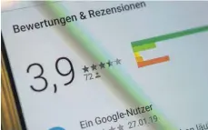  ??  ?? Den entscheide­nden Hinweis, ob eine App seriös ist oder nicht, können oft schon die Bewertunge­n im Play Store geben.