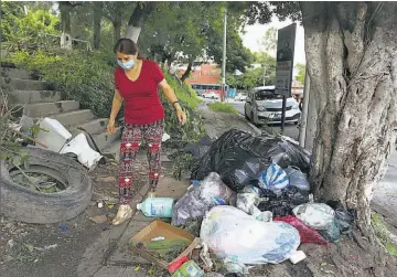  ??  ?? 1
1 Problemas. La basura acumulada impide el buen tránsito de las personas por las aceras. El frecuencia en la recolecció­n de desechos sigue irregular.