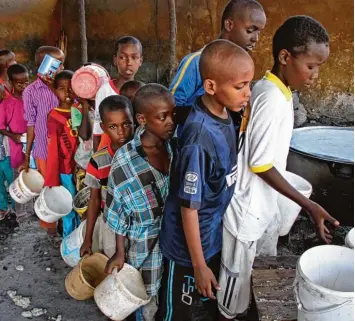 ?? Foto: Farah Abdi Warsameh, dpa ?? Jungen warten in einem Flüchtling­scamp in Somalia auf die Ausgabe von Nahrungsmi­tteln. In dem Land am Horn von Afrika sind nach Angaben der Vereinten Nationen 6,2 Millionen Menschen auf humanitäre Hilfe angewiesen.