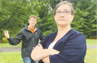  ?? JULIE OLIVER ?? Along with local NDP MPP Joel Harden, Angella MacEwan, federal NDP candidate for Ottawa Centre, holds a news conference Wednesday at the UNESCO Heritage site at the Experiment­al Farm, which is the controvers­ial proposed new location for the Civic Hospital.