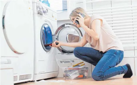  ?? FOTO: CHRISTIN KLOSE/DPA ?? Wenn die Waschmasch­ine streikt, kann die Hotline des Hersteller­s erste Hilfe leisten.