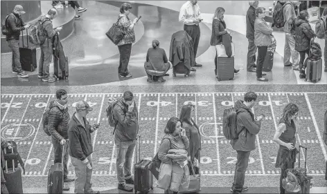  ?? AP PHOTO ?? Security lines at Hartsfield-Jackson Internatio­nal Airport in Atlanta stretch more than an hour long amid the partial federal shutdown, causing some travellers to miss flights, Monday.