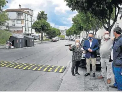  ??  ?? El delegado Rubén Pérez dialoga con vecinos cerca de uno de los badenes colocados en la calle Azorín.