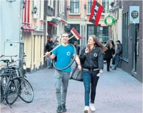  ??  ?? Participan­tes en De la basura al tesoro, actividad organizada por las calles de Ámsterdam por The Untourist Guide.
