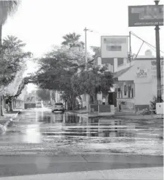  ?? FOTO: PAULINO FONSECA Y JORGE COTA ?? > El bulevar Adolfo López Mateos encharcado de aguas negras.