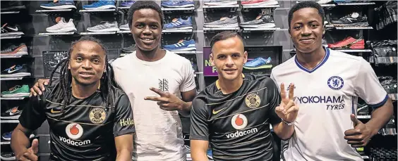  ?? / NIKE PHOTO ?? Gustavo Paez, second from right, takes time to pose with fans at Kaizer Chiefs’ kit promotion event this week. Flanking him is teammate Siphiwe Tshabalala and two fans who had come into the Sandton store for autographs.