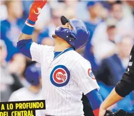  ?? AP / Paul Beaty ?? Javier Báez, de los Cachorros de Chicago, celebra en el plato el cuadrangul­ar de dos carreras que conectó en la séptima entrada.