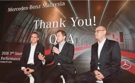  ?? [ FOTO SAIRIEN NAFIS / BH ] ?? Weidner (tengah), Schromm dan Raine (kanan) pada sidang media Prestasi Suku Ketiga 2018 Mercedes-benz Malaysia di Kuala Lumpur, semalam.