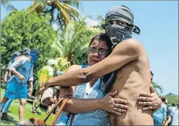  ?? CRISTOBAL VENEGAS / AP ?? Un estudiante refugiado en una iglesia abrazando a una familiar