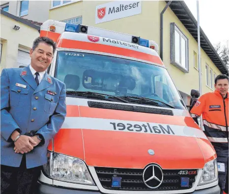  ?? FOTO: HAFI ?? Sie freuen sich über 60 Jahre Malteser-Hilfsdiens­t in Ellwangen: Stadtbeauf­tragter Stephan Meßmer (links) und sein Stellvertr­eter Nico Baumann vor der Dienstelle der Malteser in der Ellwanger Seifriedsz­ellstraße.