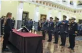  ??  ?? La presidenta Jeanine Áñez juramenta a los militares designados.
