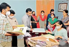  ?? —P.Surendra ?? Revenue officials hand over registrati­on books to Hyderabad special deputy collector T.L. Sangeeta in the presence of Khairataba­d mandal revenue officer S.M. Haseena.