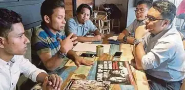  ??  ?? ZAMBRI (kanan) bersama Mohammed Farouque (dua dari kiri) dalam pertemuan, semalam.