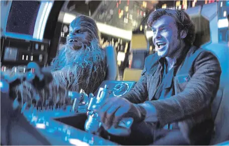  ?? Chewbacca (Joonas Suotamo) a Han Solo (Alden Ehrenreich) ve filmu Rona Howarda. FOTO FALCON ?? Nerozlučná dvojice.