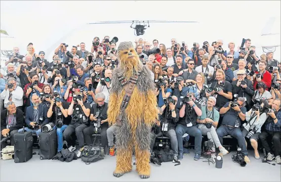  ?? [ Reuters ] ?? Ein Pelzknäuel unter Palmen: „Star Wars“-Charaktere wie Chewbacca stellten sich bei der Europa-Premiere in Cannes dem Blitzlicht­gewitter.