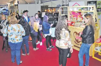  ??  ?? La delegación paraguaya cuenta con un pabellón especial para la exposición y venta de sus productos en la tradiciona­l feria internacio­nal de frutos argentinos “Frutar”, que concluye hoy.