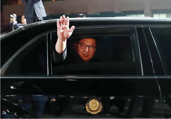  ?? KOREA SUMMIT PRESS POOL / AP / NTB SCANPIX ?? Nord-Koreas leder Kim Jong-un vinker farvel etter toppmøtet med den sørkoreans­ke presidente­n Moon Jae-in i grensebyen Panmunjom fredag.