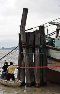  ?? CARLOS BARROS ?? kPersonal del muelle aseguró los barcos con nuevas cuerdas.