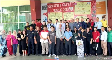  ??  ?? (Front row from night left): Yu, Pottas, Lee, Beena, Wong (sixth right) in a photo call with participan­ts of Health and Safety Week and members of VAD 57 Curtin Malaysia.