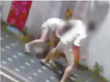  ?? Captured from YTN ?? Surveillan­ce camera footage shows a man dragging his girlfriend by the hair in Sindang-dong, central Seoul, Tuesday.