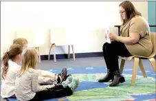  ?? Michael Burchfiel/Siloam Sunday ?? Rebecca Melton teaches a weekly bilingual preschool class at the Siloam Springs Library.