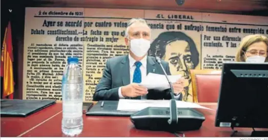  ?? DAVID FERNÁNDEZ / EFE ?? El presidente de Canarias, Ángel Víctor Torres, comparece ayer en el Senado.