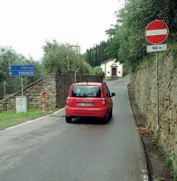  ??  ?? Una macchina imbocca il controsens­o. A sinistra i cartelli di senso unico