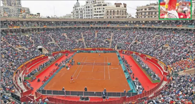  ??  ?? PASIÓN. Valencia respondió, se vendieron las 8.000 entradas para el primer día y la grada sirvió de apoyo. Nadal no jugaba en España en la Davis desde septiembre de 2013.