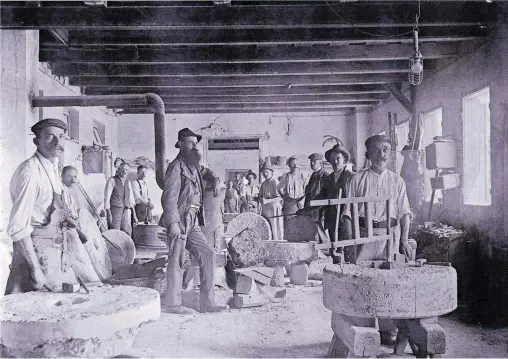  ?? [ Mühlsteinm­useum Perg ] ?? Nach dem Herausbrec­hen im Steinbruch wurden die Mühlsteine in der Werkstatt zurechtgeh­auen. Aufnahme aus Perg, 1910.