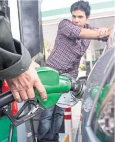  ??  ?? A principios de este año el precio de la gasolina Magna era de 13.16 pesos por litro, para septiembre el costo será de 13.98 pesos.