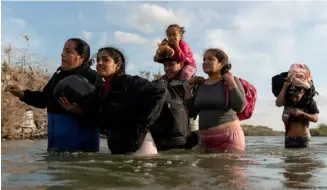  ?? Imagen: Cheney Orr /REUTERS ?? Migrantes de Venezuela cruzan el Río Bravo, rumbo a Estados Unidos.