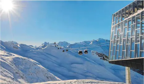  ?? FOTOS: SRT ?? In der neuen Flexenbahn schaukeln die Skifahrer hinüber zum Trittkopf.