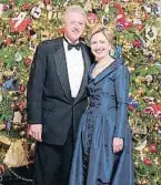  ?? SHARON FARMER/ ARCHIVO ?? Bill y Hillary Clinton en la tradiciona­l fotografía de Navidad en la Casa Blanca durante el segundo mandato de Bill Clinton como presidente de Estados Unidos