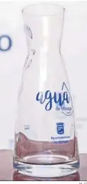  ?? M. G. ?? Una botella con el logo del Consistori­o.