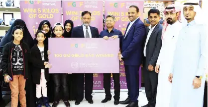  ??  ?? The winner of the Malabar Gold & Diamonds’ ‘Win up to 5 kilos of Gold’ campaign, Mohammed Rashid Burhan, receives the prize from Gaffoor E., regional director of the jewelry chain and O. Samad, director, Rafa Polyclinic, Alkhobar.