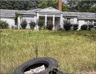  ?? ANDY MILLER/GEORGIA HEALTH NEWS ?? Eight years ago, Richland’s Stewart Webster Hospital, in a financial tailspin, closed its doors for the last time. Now weeds and trash litter the grounds around the facility.