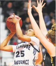  ?? Christian Abraham / Hearst Connecticu­t Media ?? Hillhouse’s Tanayja London (25) looks to score as Hand’s Summer Adams defends on Saturday.