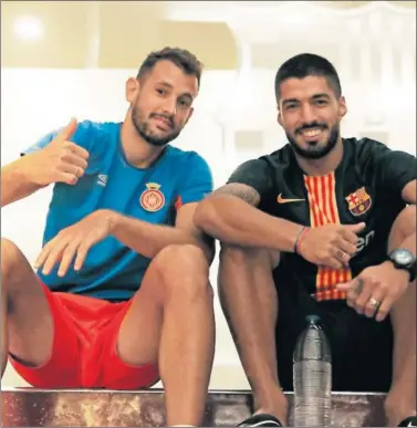  ??  ?? AMIGOS. Stuani y Suárez mantienen una excelente relación como demuestra la imagen.