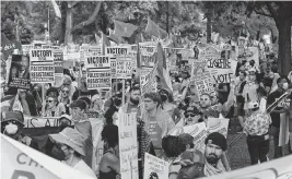  ?? MIKE DE SISTI USA TODAY NETWORK ?? Pro-Palestinia­n protesters march from Union Park during the first day of the Democratic National Convention in Chicago on Monday.